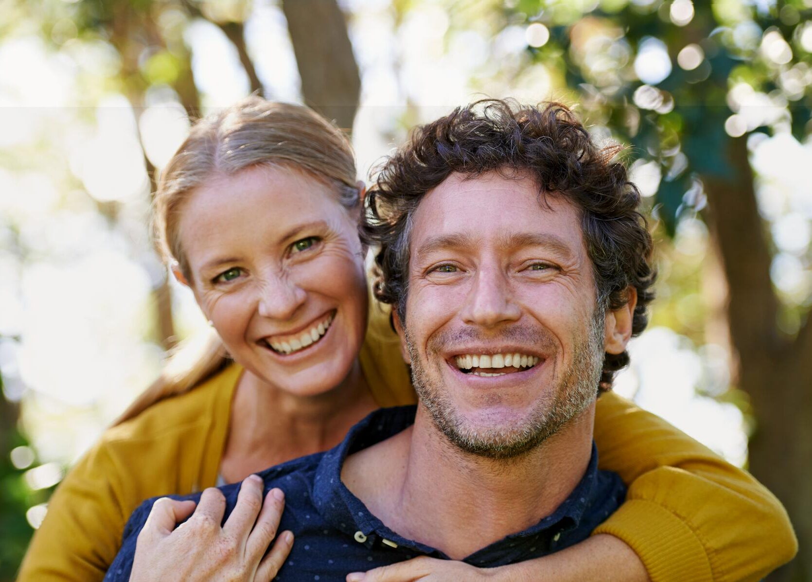 Blij stel buiten in het groen, goed verzekerd door passend verzekeringsadvies in Krimpen aan den IJssel